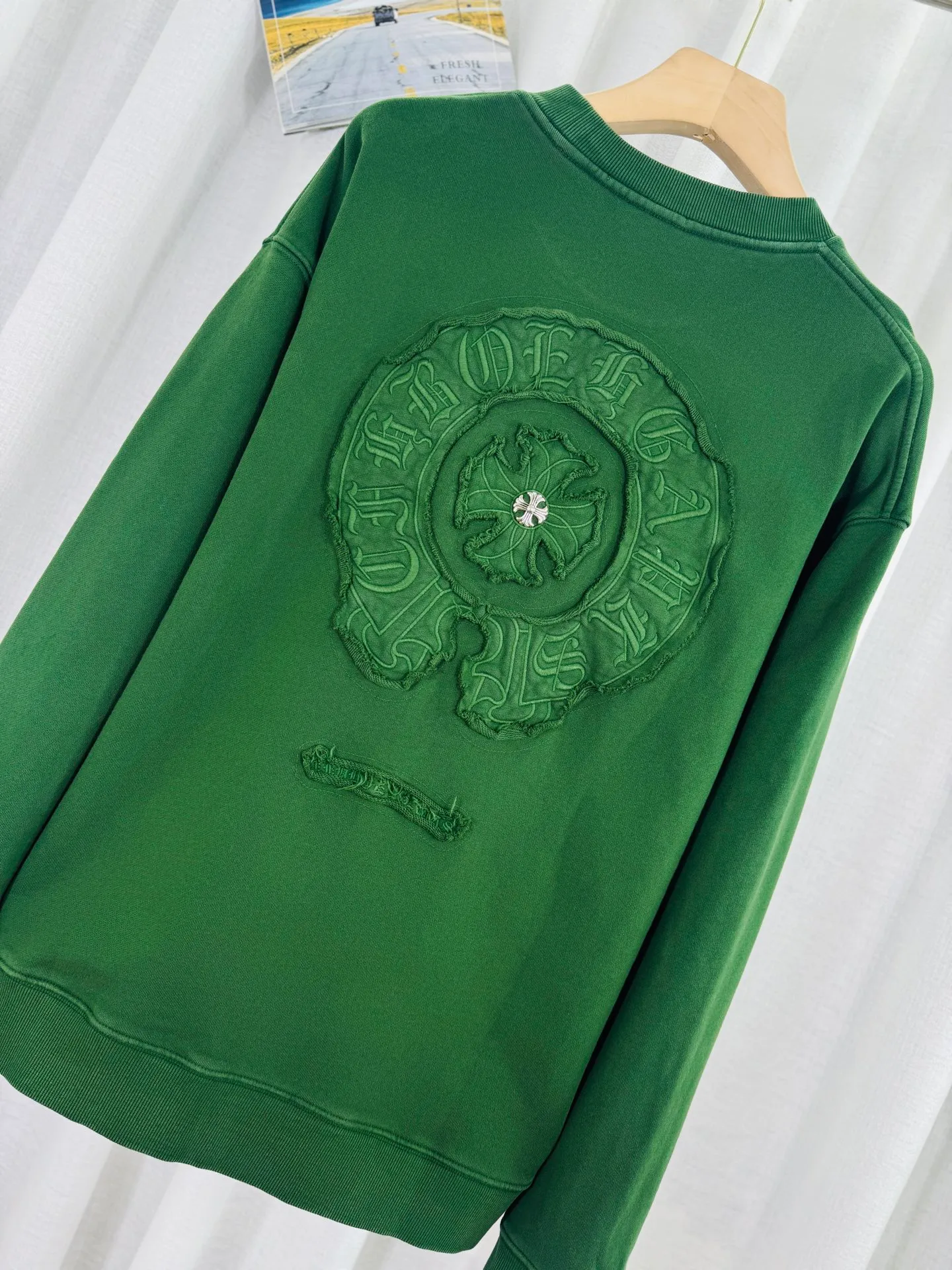 P280 top version, real shot without P, ​​different from market currency) 𝗖𝗵𝗿𝗼𝗺𝗲 𝗛𝗲𝗮𝗿𝘁𝘀/Cro Heart 2025 washed patch embroidery autumn and winter new original single counter American laser burnt 3D three-dimensional color embroidery couple casual sweatshirt 👑The highest version! Customized fabric 430g tripe terry fabric! American acid-washed and distressed original fabric laser burnt ✟appliqué embroidery and exquisite embroidery of letters! The best-selling model in the counter, very comfortable to wear. Accessories: original molded and authenticated collar label➕100% silk wash label. Genuine purchase-grade original hangtag➕matching hanging rope➕3D hanging beads➕original packaging bag. Craftsmanship: The original version has consistent wiring! The highest version of the armhole matching technique! Color: Pink Black Green Size: S M L XL Style Number: 25-377
